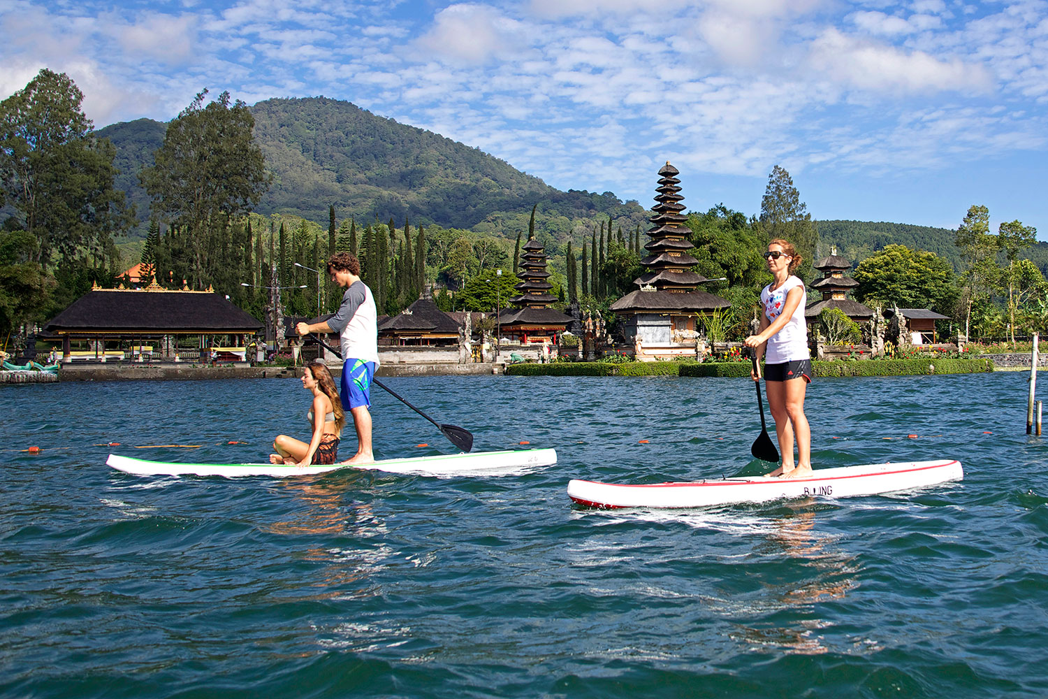 Rita Pires em Stand Up Paddle no Lago Beratan, Bali