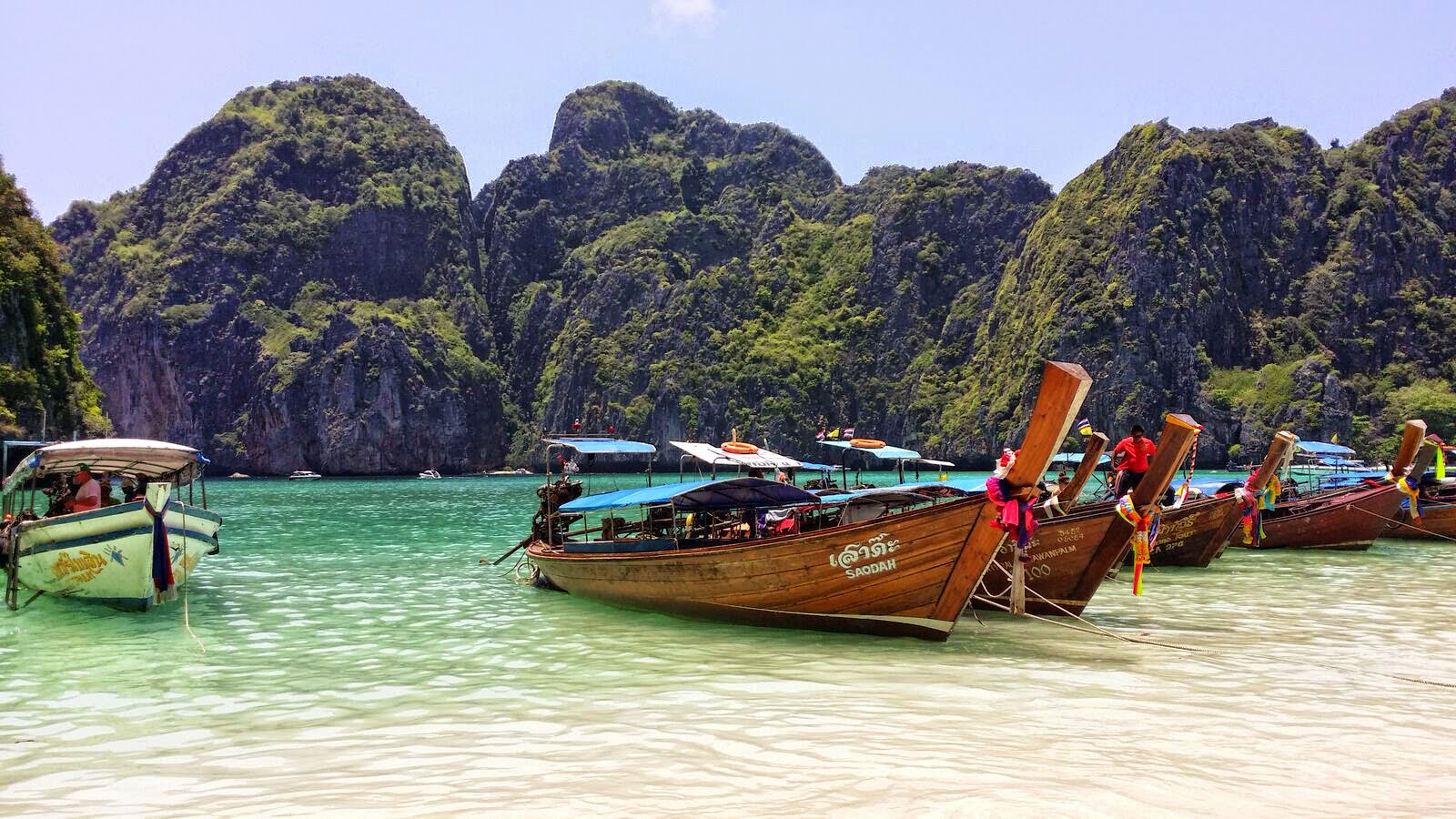 Longtail Boats no areal de Maya Bay nas Ilhas Phi Phi