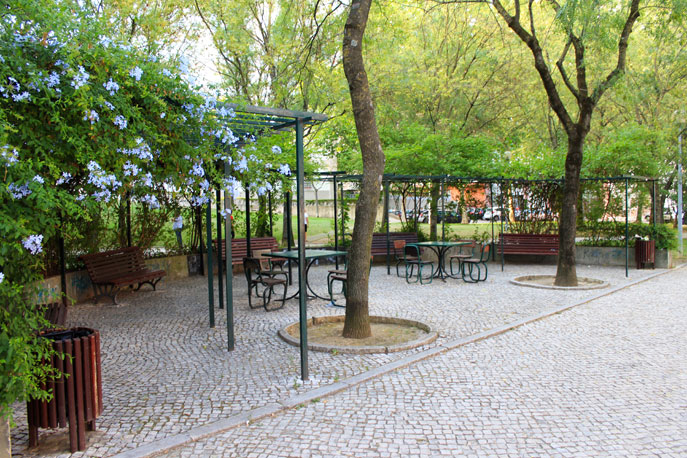 Pérgola e cadeiras do Jardim Bento Martins