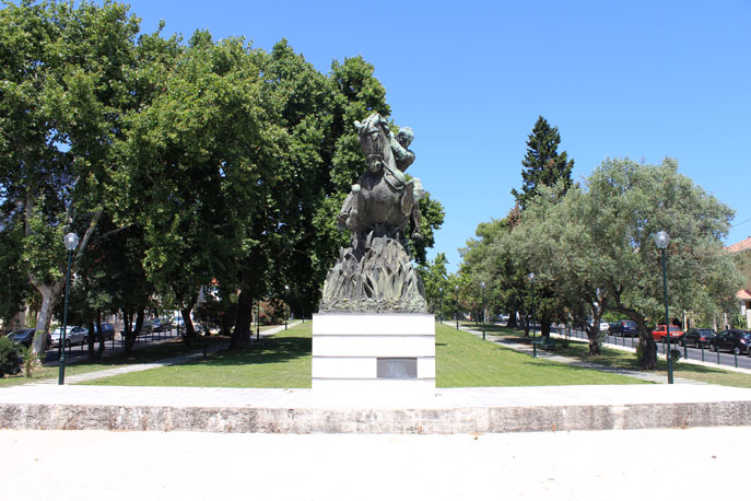 Estátua de bronze no Jardim da Alameda da Encarnação