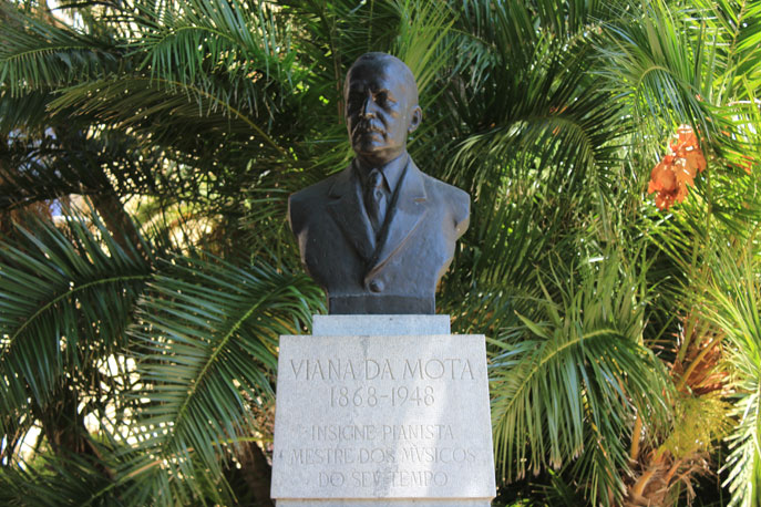 Busto de Viana da Mota no Jardim do Torel