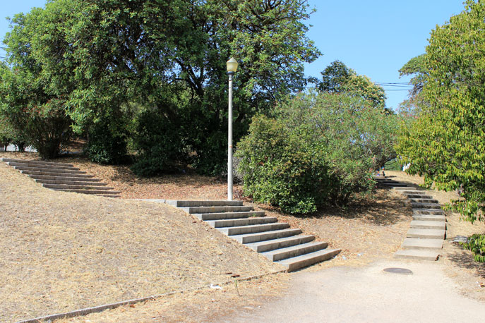 Escadaria de acesso ao Jardim Ducla Soares.