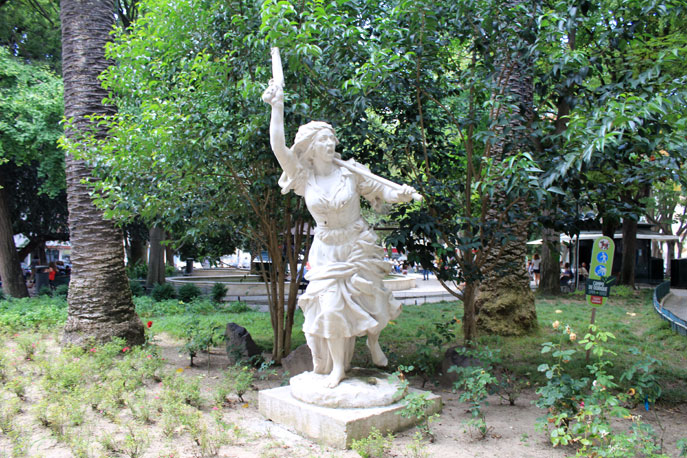 Estátua de Maria da Fonte no Jardim Teófilo Braga